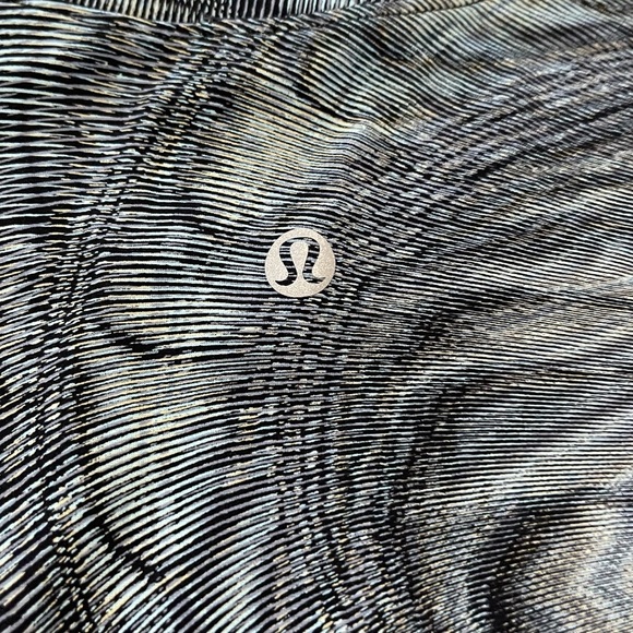 Lululemon High Neck Split Hem Run Tank - Size 2 - Picture 6 of 7